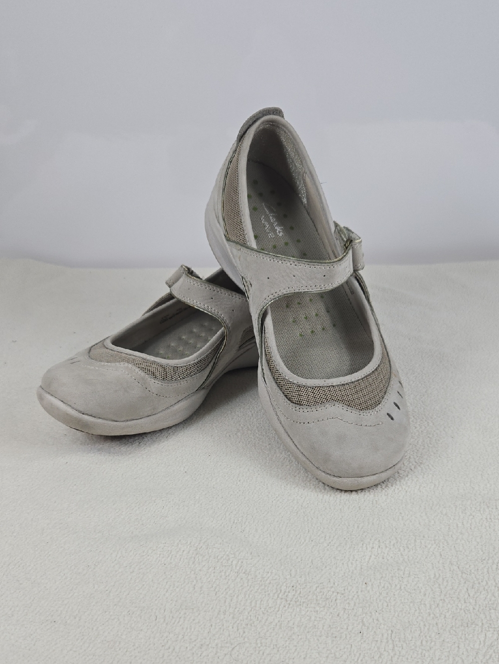 Clarks Comfort Mary Jane Flats in Light Gray